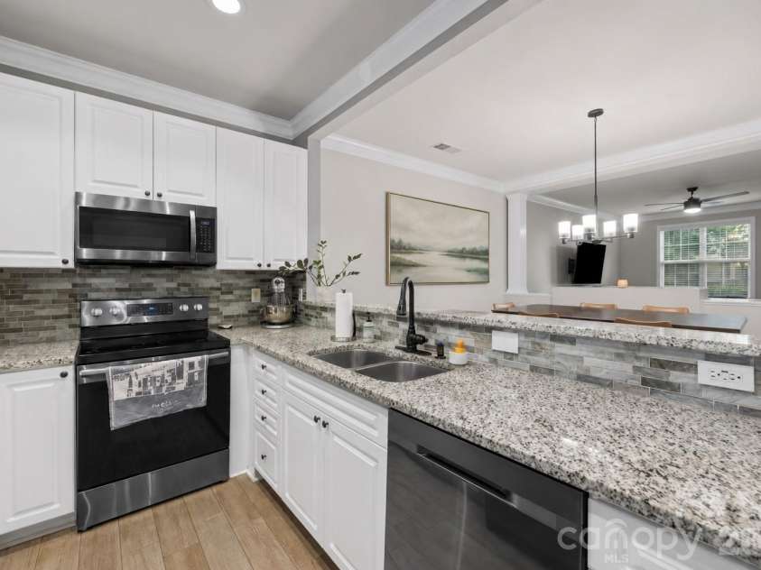11143 Dundarrach Lane, Charlotte, NC 28277.  MLS# CAR4402860, YatesRealty ID 38066. Updated kitchen and appliances