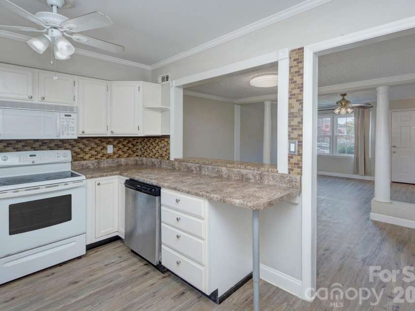 6242 Old Pineville Road, Charlotte, NC 28217.  MLS# CAR4402504, YatesRealty ID 38068. 
