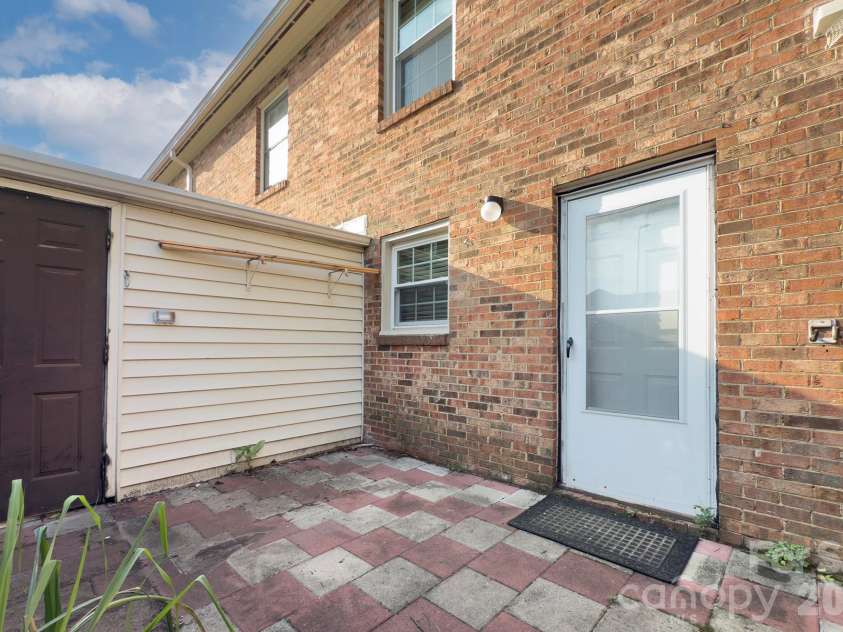 6242 Old Pineville Road, Charlotte, NC 28217.  MLS# CAR4402504, YatesRealty ID 38068. 