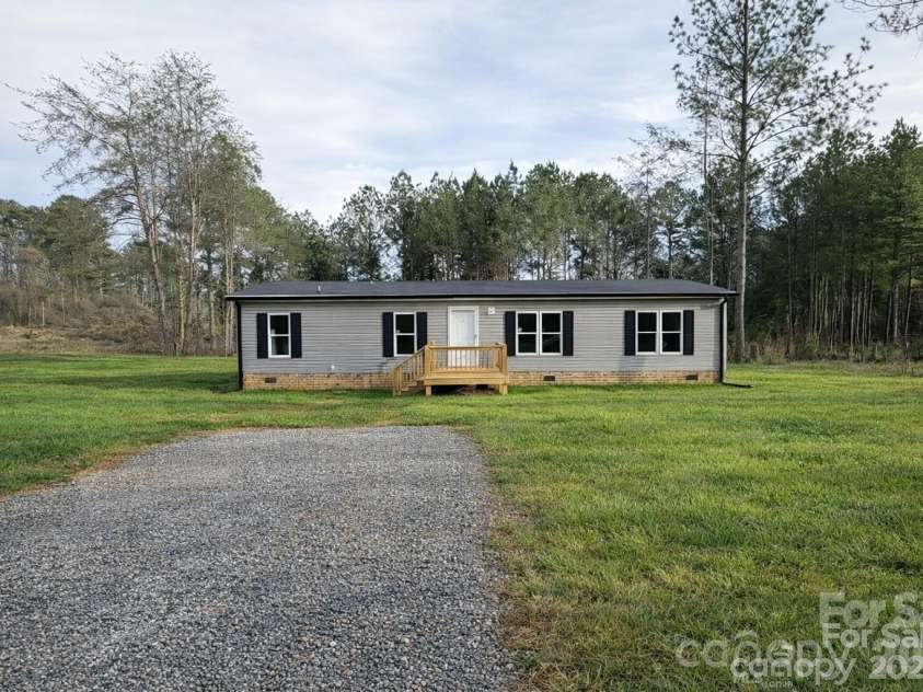 129 Patchwork Drive, Statesville, NC 28677.  MLS# CAR4297145, YatesRealty ID 38085. 