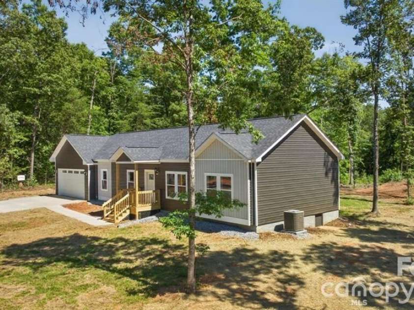 159 Evenfall Lane, Columbus, NC 28722.  MLS# CAR4405102, YatesRealty ID 38098. 