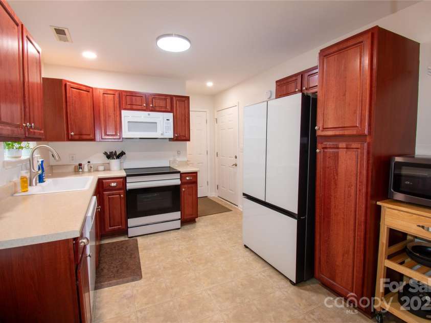 19 Singleton Lane, Fletcher, NC 28732.  MLS# CAR4297574, YatesRealty ID 381. 