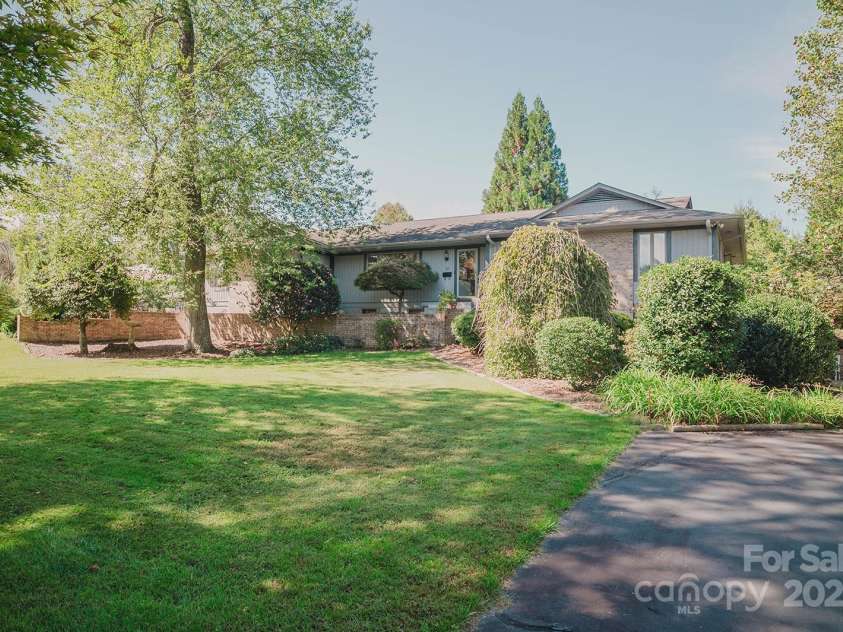 115 Hawkins Creek Road, Hendersonville, NC 28791.  MLS# CAR4295090, YatesRealty ID 3810. 