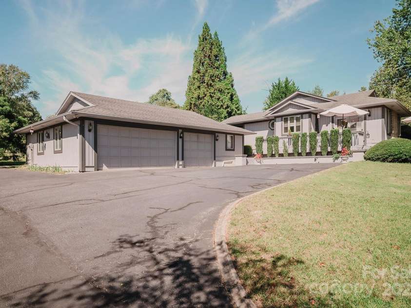 115 Hawkins Creek Road, Hendersonville, NC 28791.  MLS# CAR4295090, YatesRealty ID 3810. 