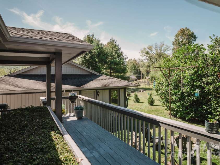 115 Hawkins Creek Road, Hendersonville, NC 28791.  MLS# CAR4295090, YatesRealty ID 3810. 