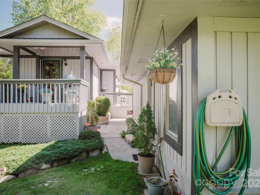 115 Hawkins Creek Road, Hendersonville, NC 28791.  MLS# CAR4295090, YatesRealty ID 3810. 