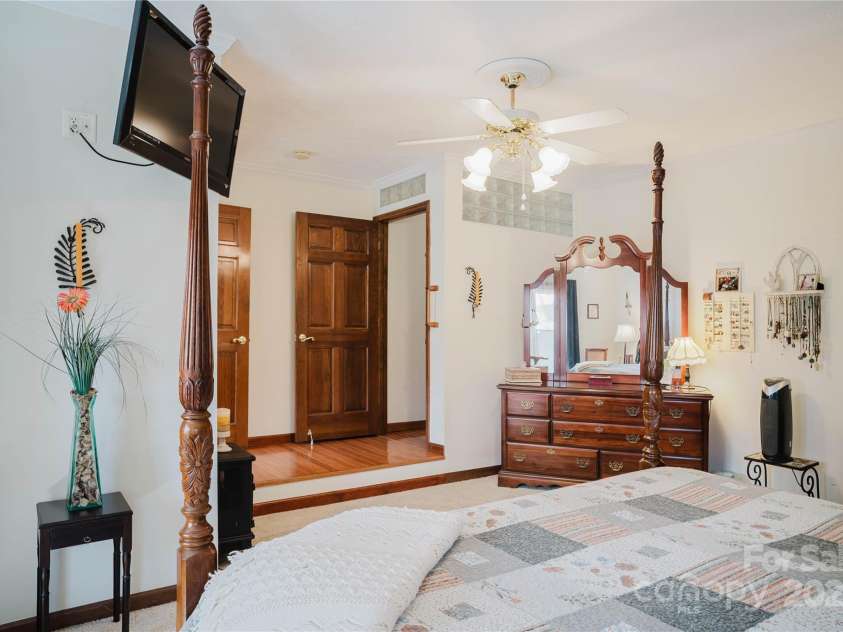 115 Hawkins Creek Road, Hendersonville, NC 28791.  MLS# CAR4295090, YatesRealty ID 3810. 