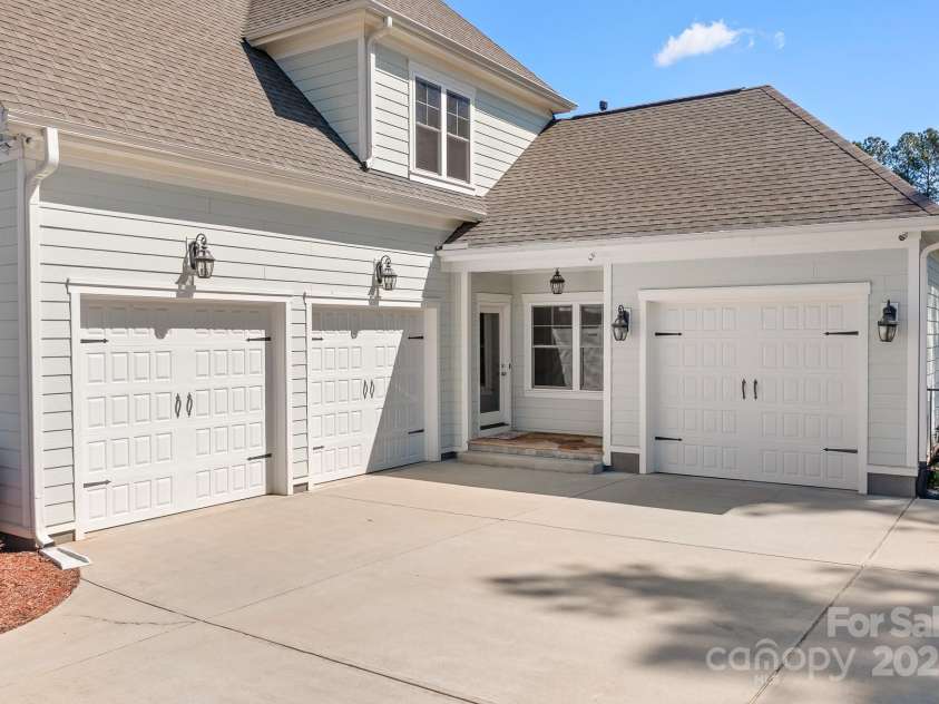 127 Castle Drive, Mooresville, NC 28117.  MLS# CAR4240273, YatesRealty ID 3810. 