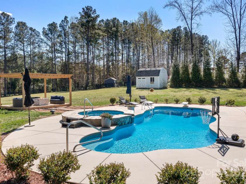 127 Castle Drive, Mooresville, NC 28117.  MLS# CAR4240273, YatesRealty ID 3810. 