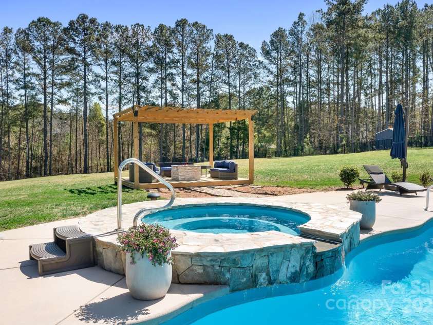 127 Castle Drive, Mooresville, NC 28117.  MLS# CAR4240273, YatesRealty ID 3810. 
