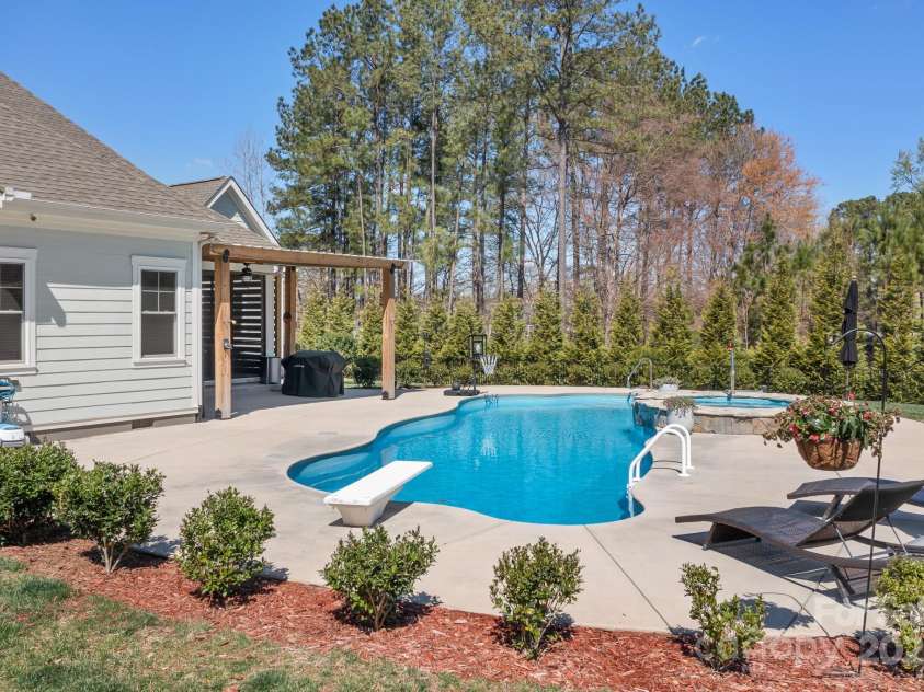 127 Castle Drive, Mooresville, NC 28117.  MLS# CAR4240273, YatesRealty ID 3810. 