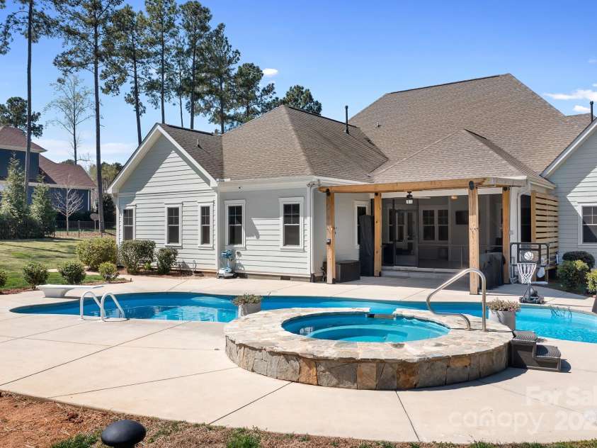 127 Castle Drive, Mooresville, NC 28117.  MLS# CAR4240273, YatesRealty ID 3810. 