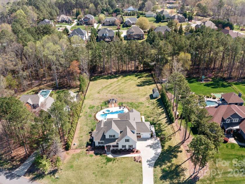 127 Castle Drive, Mooresville, NC 28117.  MLS# CAR4240273, YatesRealty ID 3810. 