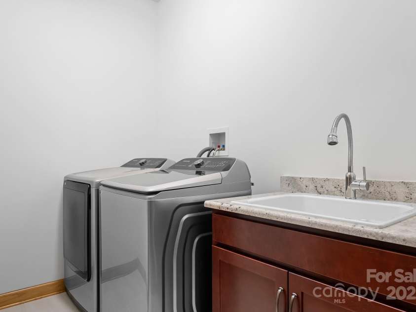127 Castle Drive, Mooresville, NC 28117.  MLS# CAR4240273, YatesRealty ID 3810. Laundry on Main