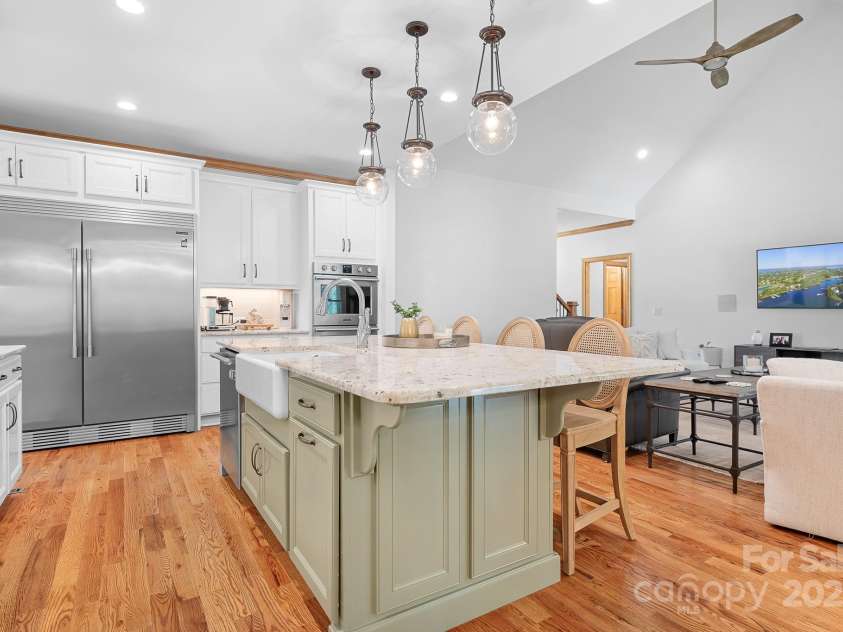127 Castle Drive, Mooresville, NC 28117.  MLS# CAR4240273, YatesRealty ID 3810. Main Kitchen