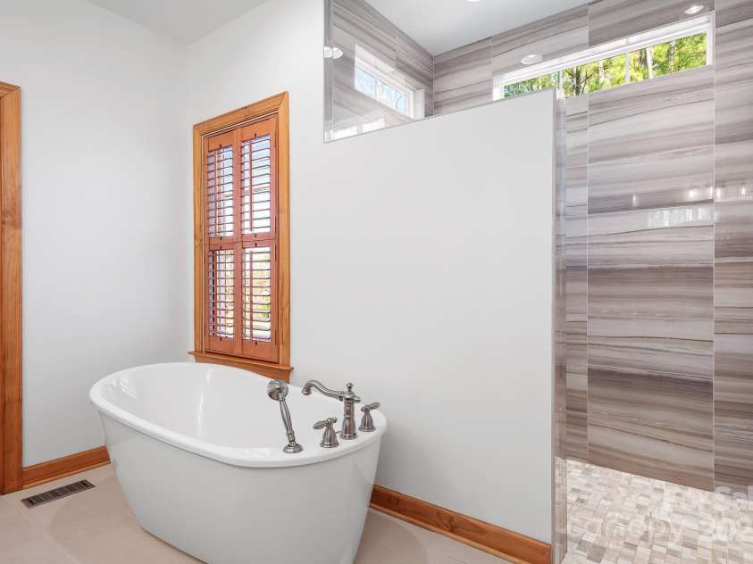 127 Castle Drive, Mooresville, NC 28117.  MLS# CAR4240273, YatesRealty ID 3810. Primary Bath
