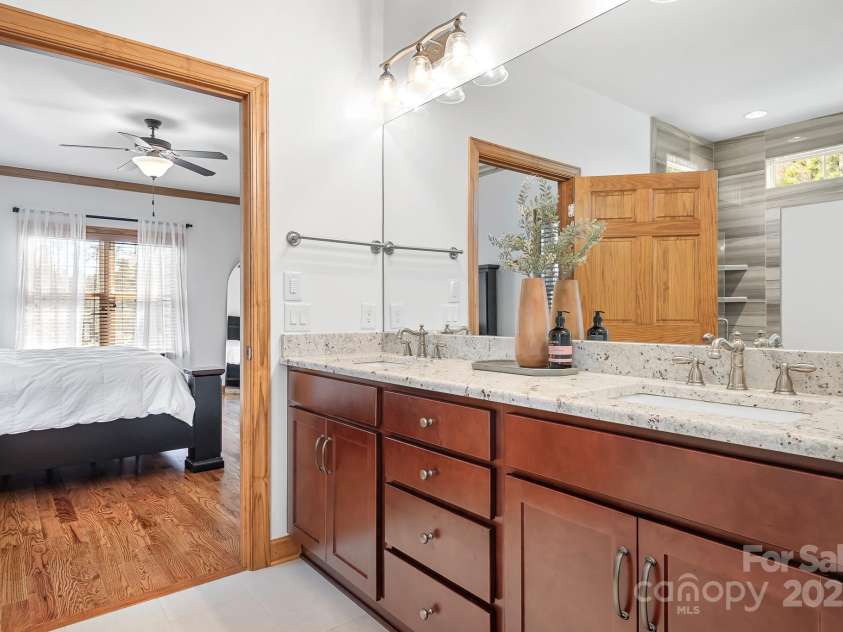 127 Castle Drive, Mooresville, NC 28117.  MLS# CAR4240273, YatesRealty ID 3810. Primary Bath