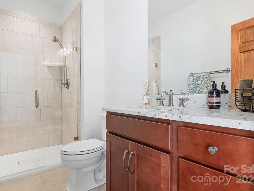 127 Castle Drive, Mooresville, NC 28117.  MLS# CAR4240273, YatesRealty ID 3810. Second Living Quarters Bath