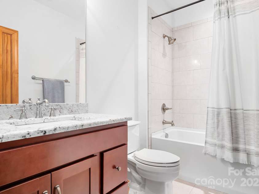 127 Castle Drive, Mooresville, NC 28117.  MLS# CAR4240273, YatesRealty ID 3810. Upstairs Bath