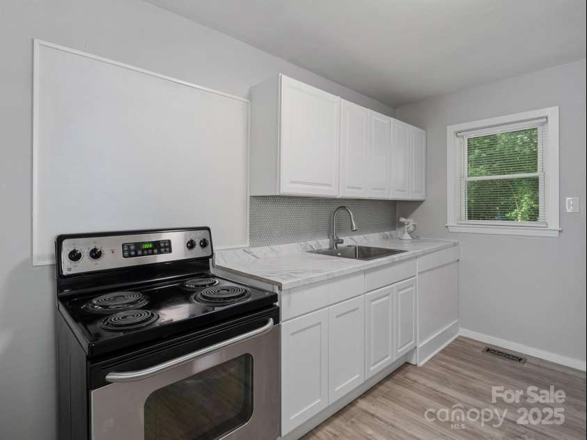 1609 Taylor Avenue, Charlotte, NC 28216.  MLS# CAR4296668, YatesRealty ID 38101. 