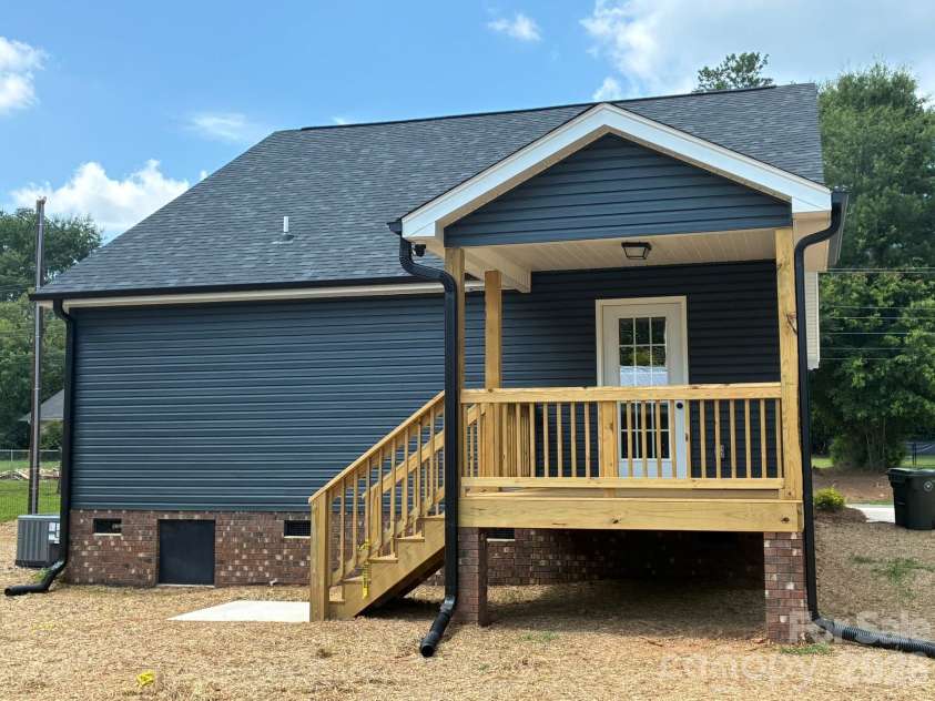 6 Wray Street, York, SC 29745.  MLS# CAR4399530, YatesRealty ID 38101. 
