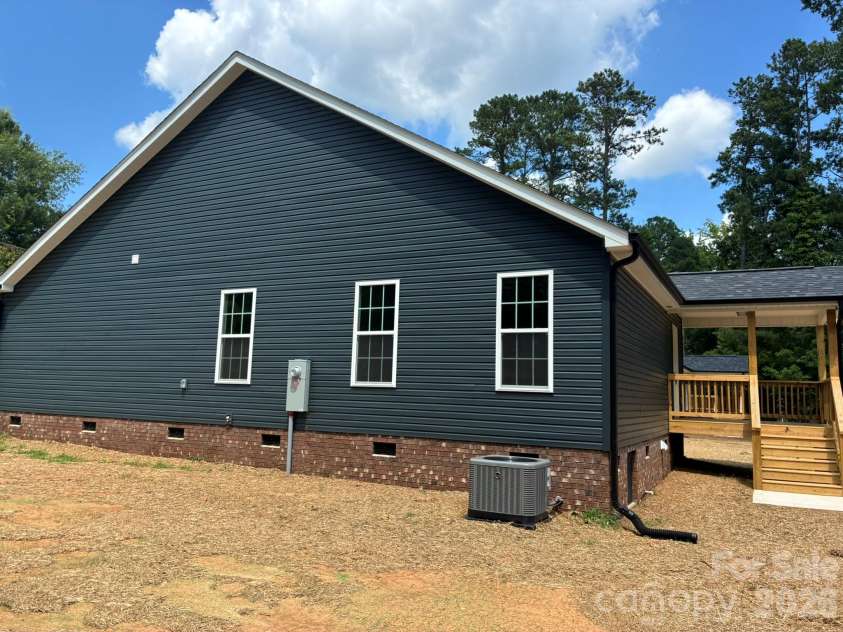 6 Wray Street, York, SC 29745.  MLS# CAR4399530, YatesRealty ID 38101. 