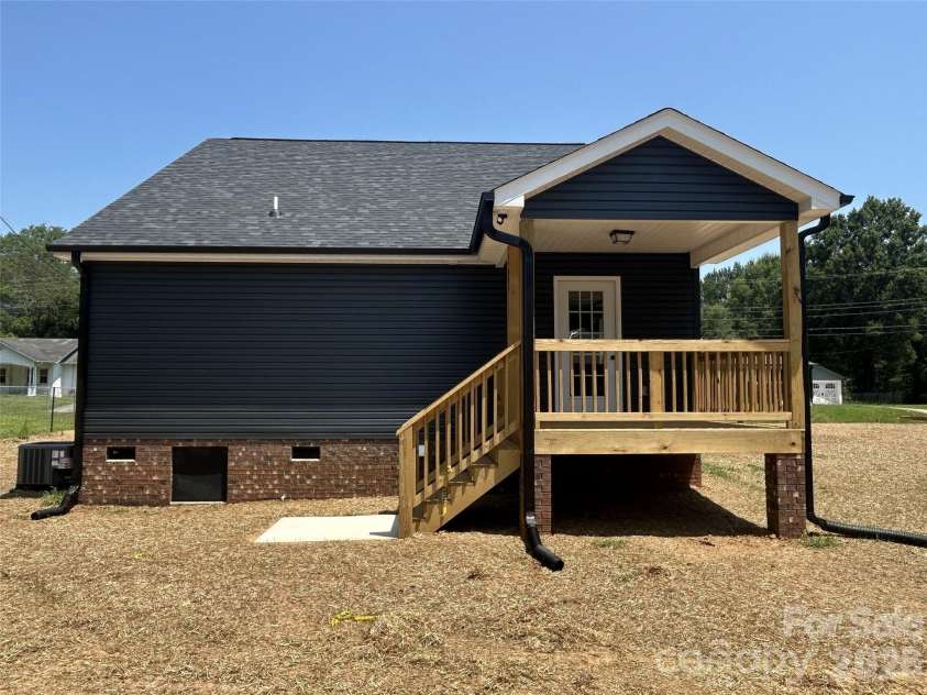6 Wray Street, York, SC 29745.  MLS# CAR4399530, YatesRealty ID 38101. 