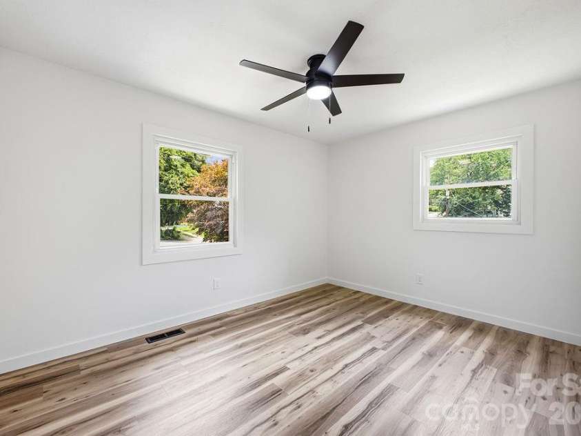 118 Willowbrook Road, Hendersonville, NC 28792.  MLS# CAR4405341, YatesRealty ID 38102. 