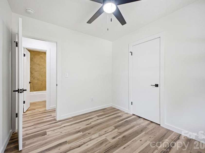 118 Willowbrook Road, Hendersonville, NC 28792.  MLS# CAR4405341, YatesRealty ID 38102. 