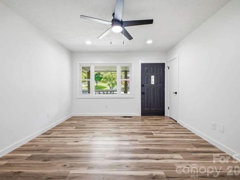 118 Willowbrook Road, Hendersonville, NC 28792.  MLS# CAR4405341, YatesRealty ID 38102. 