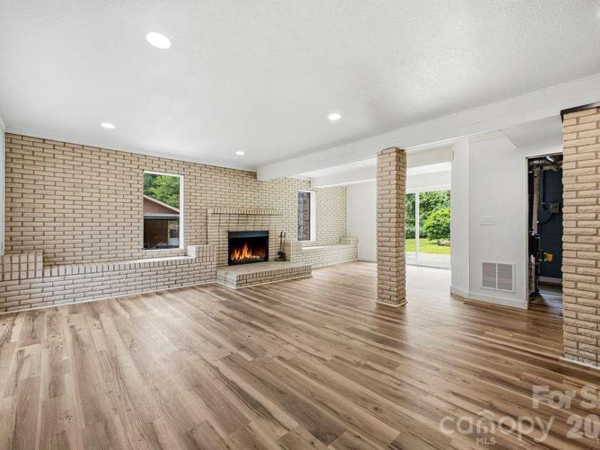 118 Willowbrook Road, Hendersonville, NC 28792.  MLS# CAR4405341, YatesRealty ID 38102. 