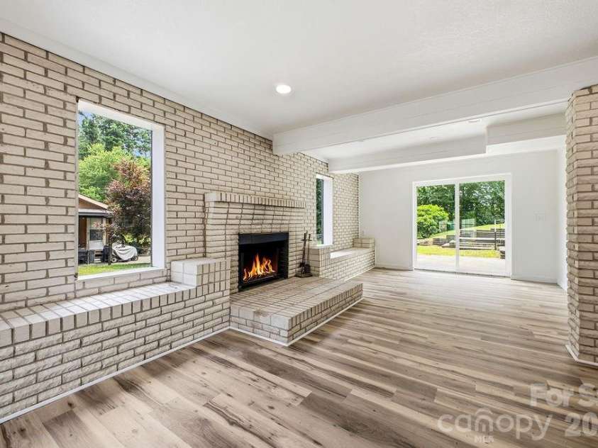 118 Willowbrook Road, Hendersonville, NC 28792.  MLS# CAR4405341, YatesRealty ID 38102. 