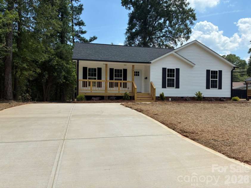 8 Wray Street, York, SC 29745.  MLS# CAR4399534, YatesRealty ID 38103. 