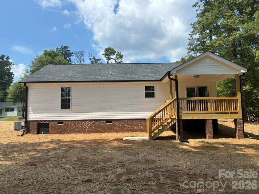 8 Wray Street, York, SC 29745.  MLS# CAR4399534, YatesRealty ID 38103. 