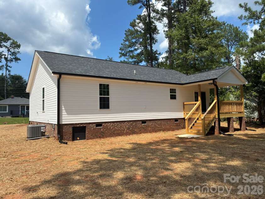 8 Wray Street, York, SC 29745.  MLS# CAR4399534, YatesRealty ID 38103. 