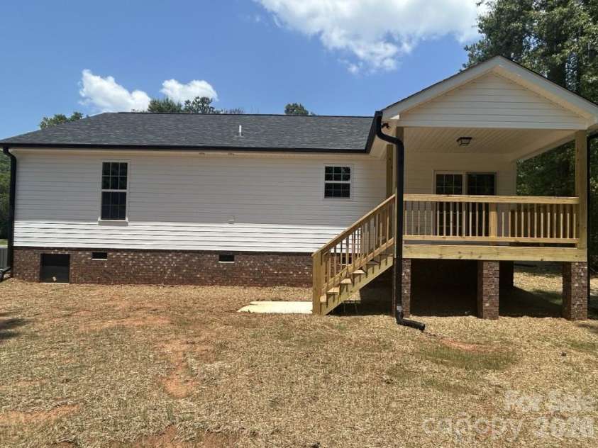 8 Wray Street, York, SC 29745.  MLS# CAR4399534, YatesRealty ID 38103. 