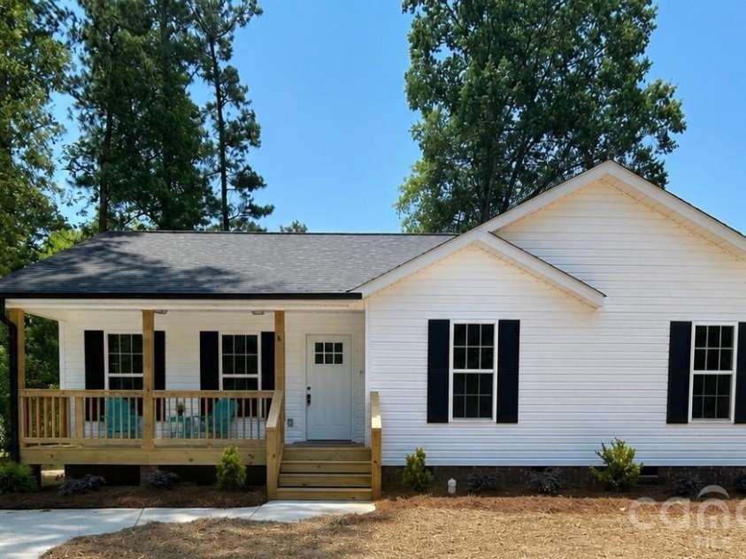 8 Wray Street, York, SC 29745.  MLS# CAR4399534, YatesRealty ID 38103. VIRTUALLY STAGED