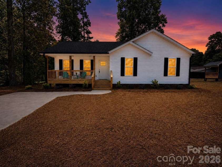 8 Wray Street, York, SC 29745.  MLS# CAR4399534, YatesRealty ID 38103. VIRTUALLY STAGED