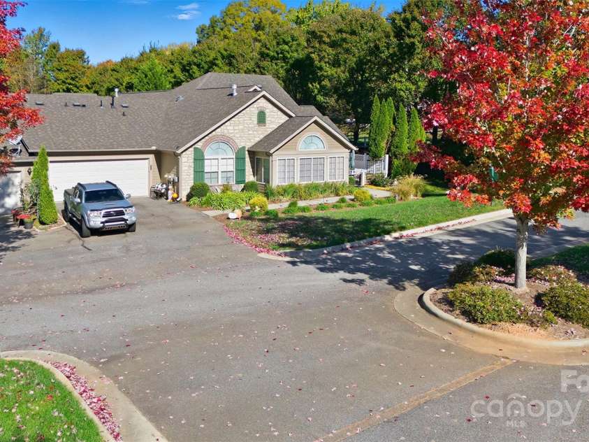 817 Wynnshire Drive, Hickory, NC 28601.  MLS# CAR4315073, YatesRealty ID 3811. 