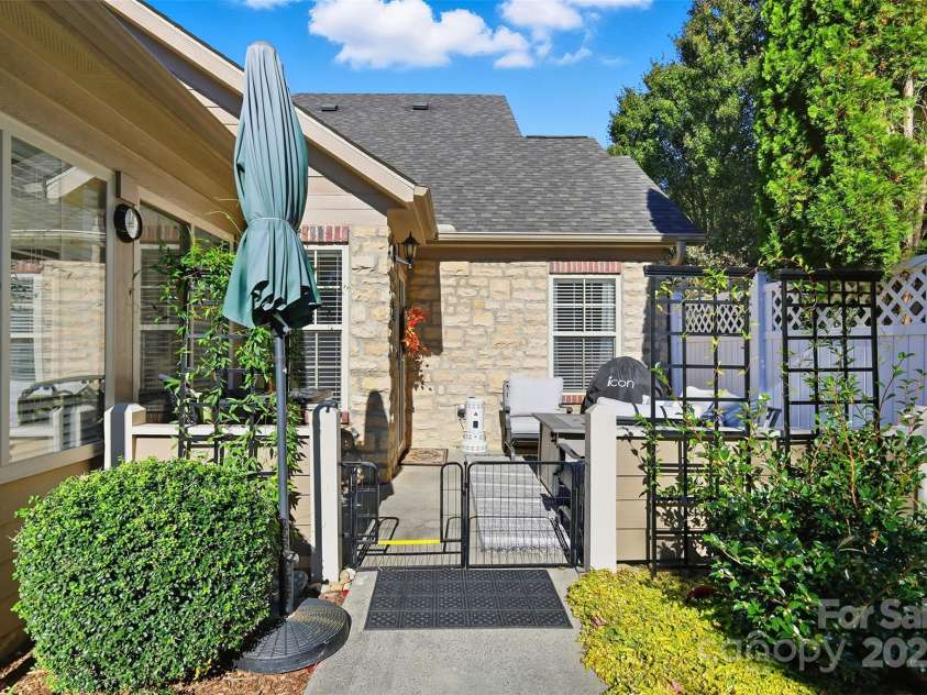 817 Wynnshire Drive, Hickory, NC 28601.  MLS# CAR4315073, YatesRealty ID 3811. 