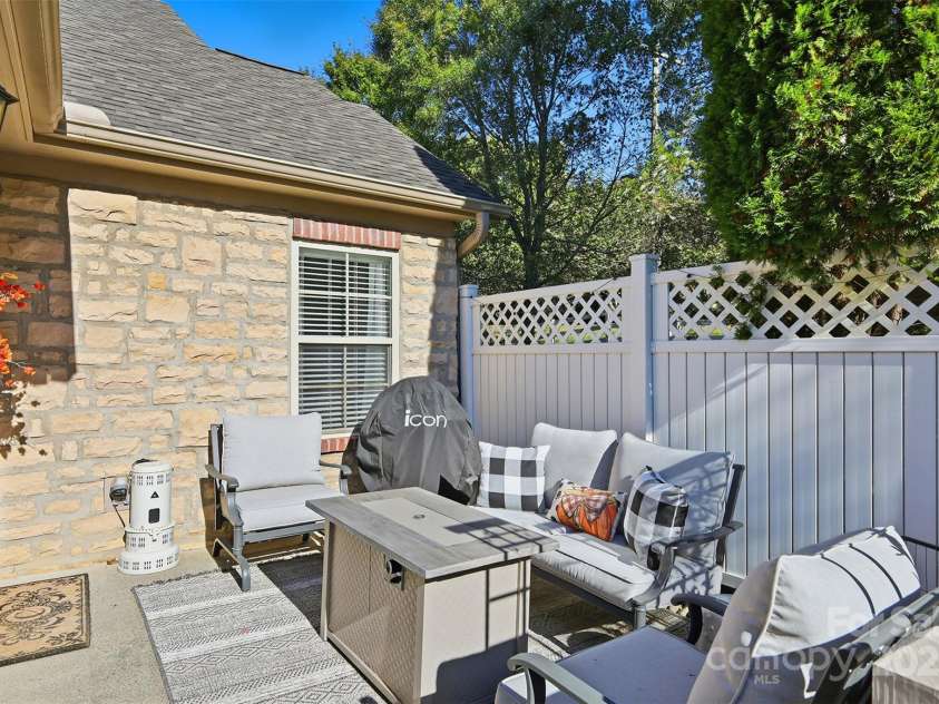 817 Wynnshire Drive, Hickory, NC 28601.  MLS# CAR4315073, YatesRealty ID 3811. 