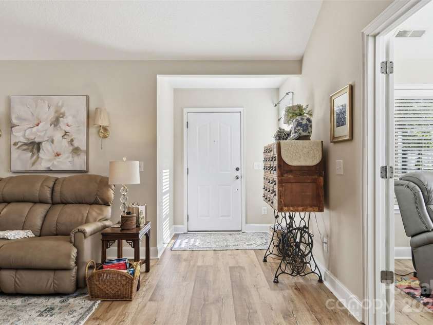 817 Wynnshire Drive, Hickory, NC 28601.  MLS# CAR4315073, YatesRealty ID 3811. 