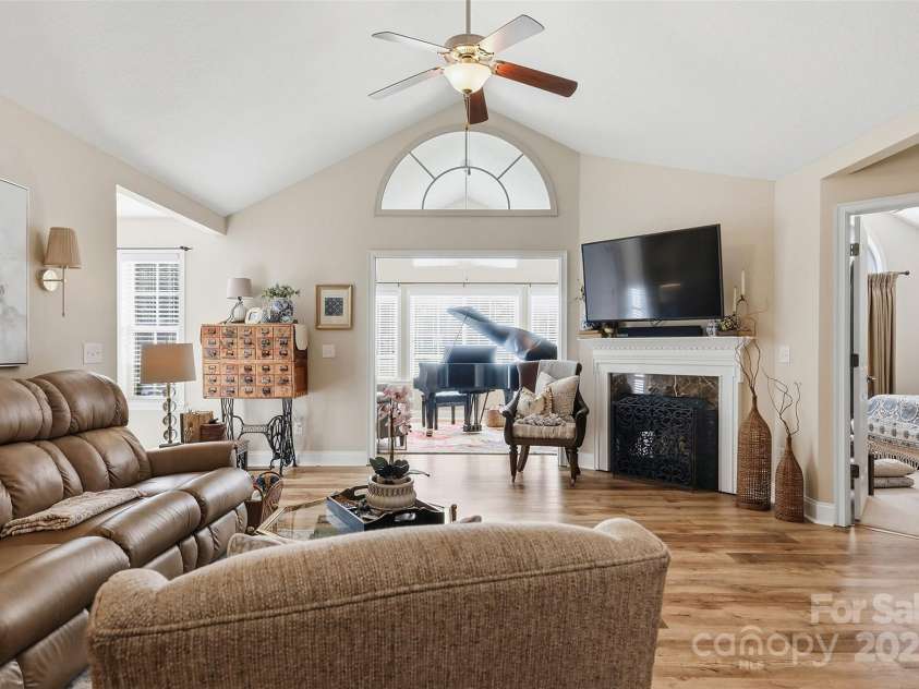 817 Wynnshire Drive, Hickory, NC 28601.  MLS# CAR4315073, YatesRealty ID 3811. 