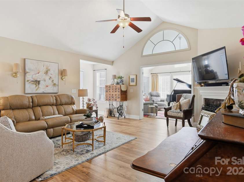 817 Wynnshire Drive, Hickory, NC 28601.  MLS# CAR4315073, YatesRealty ID 3811. 