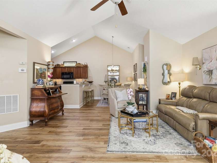 817 Wynnshire Drive, Hickory, NC 28601.  MLS# CAR4315073, YatesRealty ID 3811. 