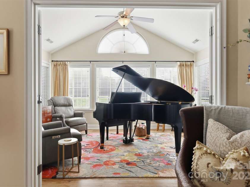 817 Wynnshire Drive, Hickory, NC 28601.  MLS# CAR4315073, YatesRealty ID 3811. 