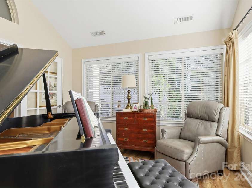 817 Wynnshire Drive, Hickory, NC 28601.  MLS# CAR4315073, YatesRealty ID 3811. 