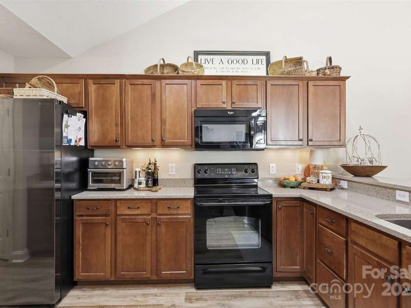 817 Wynnshire Drive, Hickory, NC 28601.  MLS# CAR4315073, YatesRealty ID 3811. 