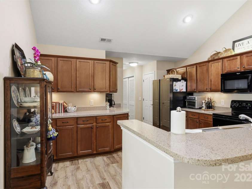 817 Wynnshire Drive, Hickory, NC 28601.  MLS# CAR4315073, YatesRealty ID 3811. 