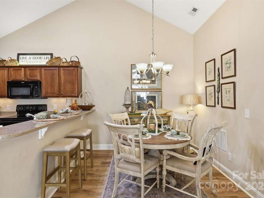 817 Wynnshire Drive, Hickory, NC 28601.  MLS# CAR4315073, YatesRealty ID 3811. 